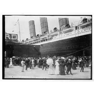   starboard side at dock; crowd Broad category or subject Home