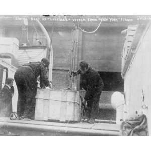  1915 photo Taking body of Lusitania victim from New 