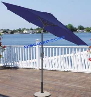 This outdoor umbrella is easy to operate with the deluxe crank and 