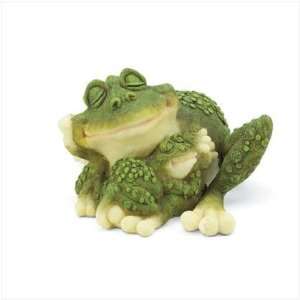 Mother And Baby Frog Cuddling Figurine