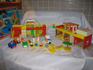 Fisher Price Little People Play Family Village 997 Q  