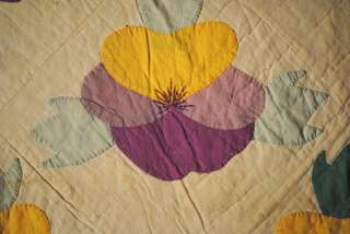 LOVELY 1930s APPLIQUED PANSY QUILT  