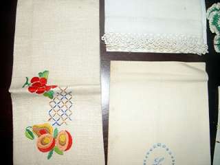 BOX OF ESTATE SALE VTG FAMILY LINENS PLACEMATS DOILIES  