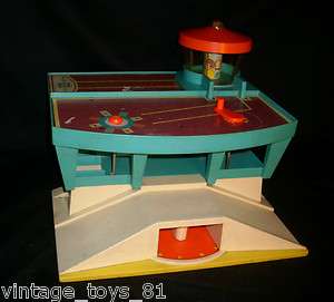 FISHER PRICE VINTAGE LITTLE PEOPLE AIRPORT 1972 PLAY SET KIDS OLD RARE 