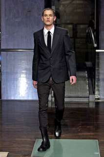 http//www.gq/slideshows/mens/fashionshows/S2005MEN/RSMEN/RUNWAY 